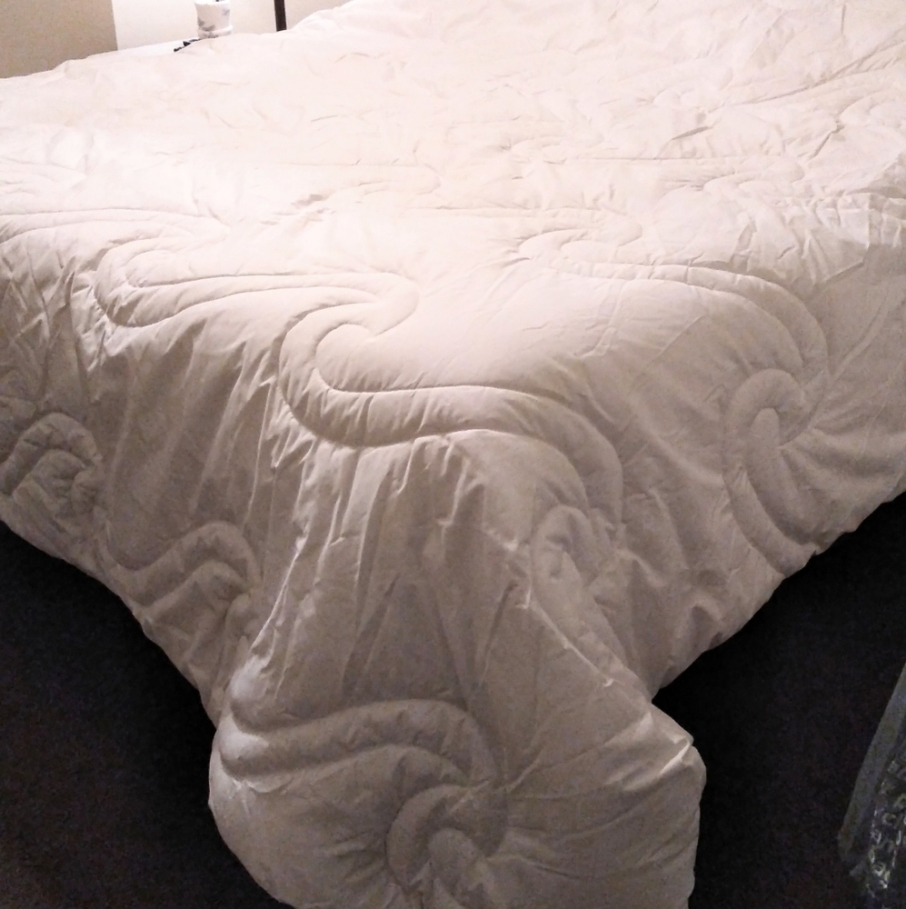 Down alternative comforter